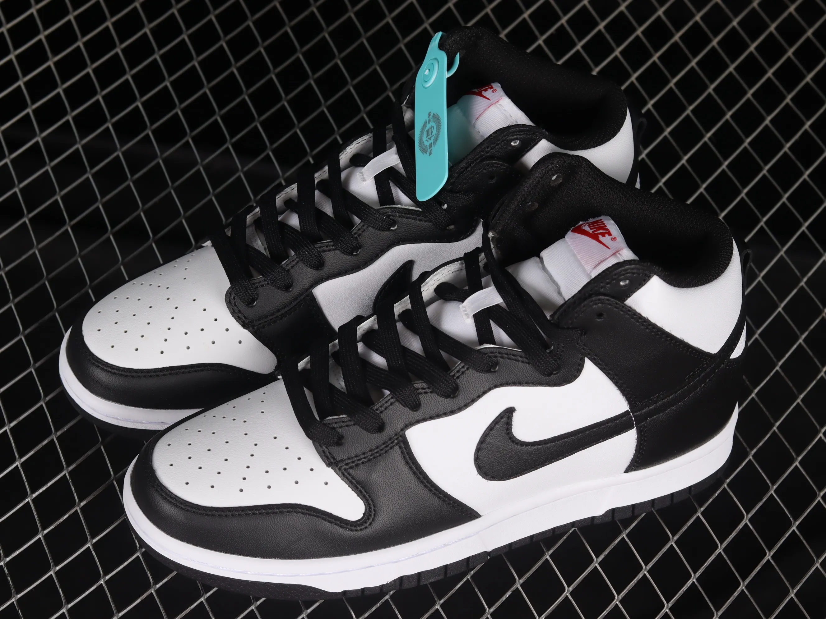 All Categories Nk SB Dunk Series Nk Dunk SB High High-top sneakers Nk SB Dunk High Black and white Panda SB smashed backboard high-top sneakers DD1399-105